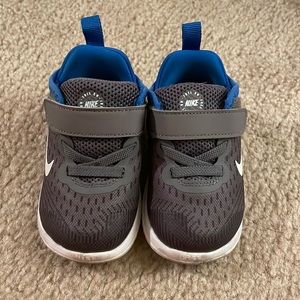 Nike toddler sneakers size 6c